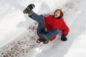 Fotolia_20229436_XS woman slipping on black ice