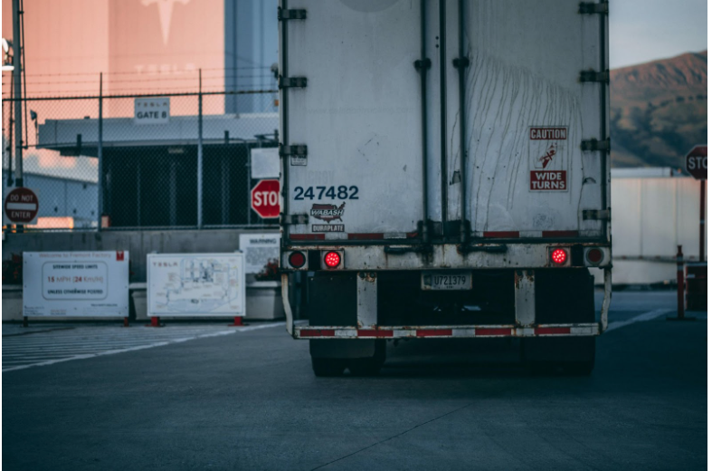 lesiones-graves-tras-un-choque-con-camion-cuando-contactar-a-abogados-de-accidentes-de-camion
