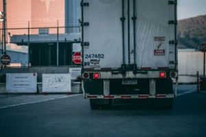 lesiones-graves-tras-un-choque-con-camion-cuando-contactar-a-abogados-de-accidentes-de-camion